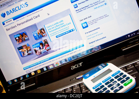 Sentry Gerät Pins auf einen Laptop zeigt eine Barclays online banking Login-Seite Stockfoto