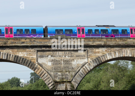 Trans Pennine Zug vom Flughafen Manchester nach Middlesbrough überqueren Yarn Viadukt über den Fluss Tees bei Yarn in der Nähe von Stockton, UK Stockfoto