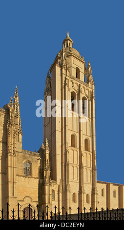 Der Glockenturm der Kathedrale von Segovia in Segovia, Spanien, ist ein markantes Merkmal dieser gotischen Kathedrale. Es ist ein Symbol der reichen mittelalterlichen Geschichte und des architektonischen Erbes der Stadt. Stockfoto