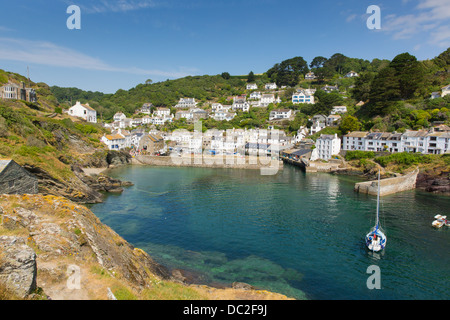 Boot in diesem schönen kornischen Fischerdorf Polperro Cornwall England Großbritannien Hafen mit blauen Meer an einem sonnigen Sommertag Stockfoto