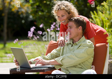 Ein paar auf der Suche auf einen laptop Stockfoto