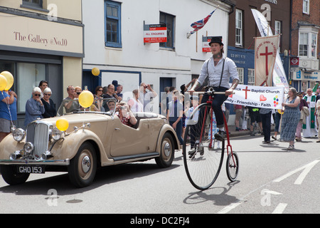 Hampton Wick Festival 2013 - shot der Zuschauer feuerten die Prozession. Stockfoto