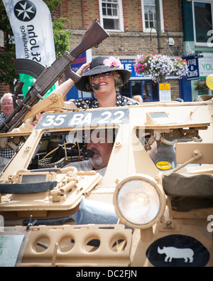 Hampton Wick Festival 2013 - Panzer, weisen auf Boote und Fahrzeuge aller Art während dieser exzentrischen und Fun-Event. Stockfoto