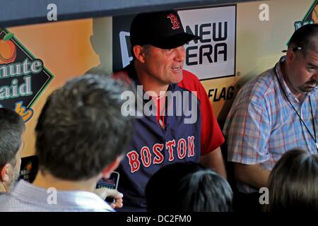 Houston, Texas, USA. 7. August 2013. 7. August 2013: Boston Red Sox Manager John Farrell #53 beantwortet Fragen aus den Medien vor dem MLB-Baseball-Spiel zwischen der Houston Astros und den Boston Red Sox von Minute Maid Park in Houston, Texas. Bildnachweis: Csm/Alamy Live-Nachrichten Stockfoto