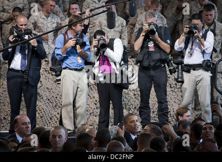 Oceanside, Kalifornien, USA. 7. August 2013. US-Präsident BARACK OBAMA besucht uns Marine Base Camp Pendleton, im Gespräch mit ca. 3.000 US-Marines und ihren Familien am Mittwochnachmittag wie sie im Hanger 6 in Mainside Air Station gesammelt. Obama sprach für ca. 35 Minuten und betonte die Schlüsselrolle US-Marines haben um den USA zu schützen, wie sie in den Kriegen im Irak und in Afghanistan.---auf dem Foto kämpften, Mitglieder des Reisenden nationale Pressepool fotografieren der Präsident wie grüßt er montierte Marines und ihren Familien am Mittwoch afternoon.///ADDITIONAL INFO: 1.5MB---8/7/13-- Stockfoto