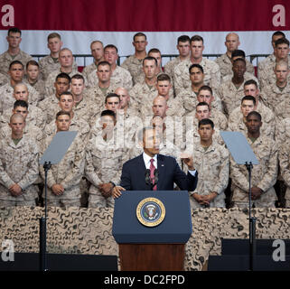 Oceanside, Kalifornien, USA. 7. August 2013. US-Präsident BARACK OBAMA besucht uns Marine Base Camp Pendleton, im Gespräch mit ca. 3.000 US-Marines und ihren Familien am Mittwochnachmittag wie sie im Hanger 6 in Mainside Air Station gesammelt. Obama sprach für ca. 35 Minuten und betonte die Schlüsselrolle US-Marines haben um den USA schützen wie sie kämpften in den Kriegen im Irak und Afghanistan.///ADDITIONAL INFO: 1.0MB---8/7/13---PHOTO von DAVID BRO/ZUMA PRESS---uns Präsident Barack Obama bei uns Marine Base Camp Pendleton sprach, kurz nach Mittag ankommen. Nach dem Besuch mit mehreren Gold Stockfoto