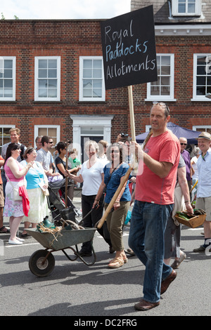 Hampton Wick Festival 2013 - Teilnehmer aus den königlichen Paddock Kleingärten an der Prozession teilnehmen. Stockfoto