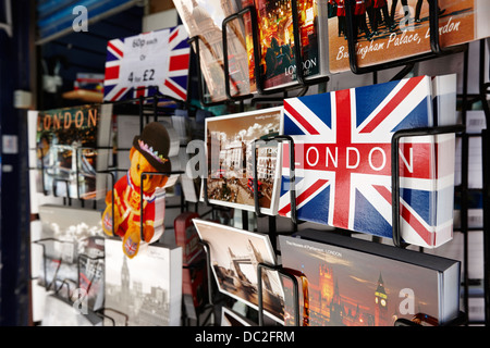 Souvenir-Postkarten zum Verkauf in London England uk Stockfoto