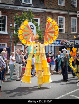 Hampton Wick Festival 2013, Süd-West-London - Stelzentheater Walker Stockfoto