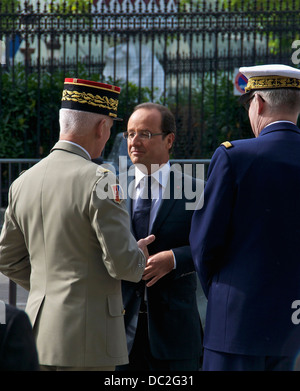 Der französische Präsident François Hollande im Gespräch mit Général d'Armée Bruno Dary, militärische Gouverneur von Paris (links) und Admiral E Stockfoto