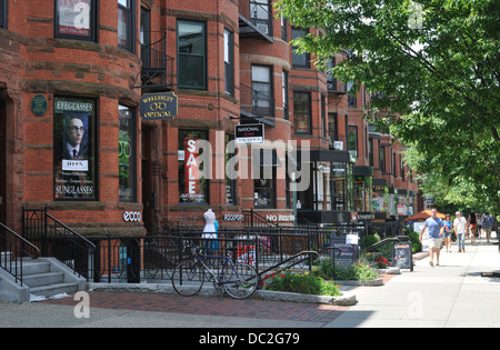 Geschäfte und Cafés entlang der Newbury Street, Back Bay Boston, Massachusetts, USA Stockfoto