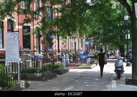 Geschäfte und Cafés entlang der Newbury Street, Back Bay Boston, Massachusetts, USA Stockfoto