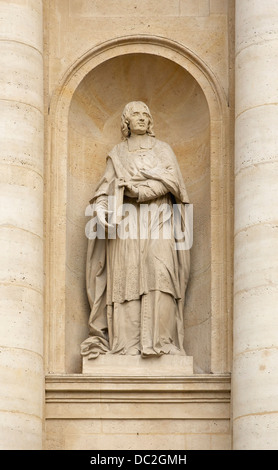 Statue von Jacques-Bénigne Bossuet durch Louis-Ernest Barrias (1841-1905). Fassade der Kapelle der Sorbonne, Paris, Frankreich. Stockfoto