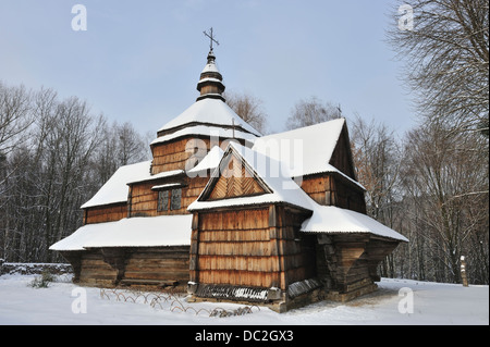 Traditionelle hölzerne Kirche im freien Museum der Volksarchitektur und Leben der Ukraine, Pirogowo, Ukraine Stockfoto