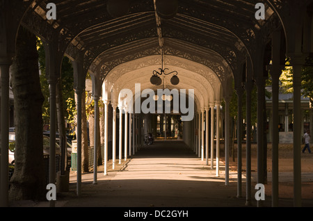 ARKADEN PFAD AM RANDE DES PARC DE QUELLEN VICHY AUVERGNE FRANKREICH Stockfoto