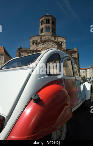 CITROEN 2CV BENEDIKTINER ABTEI SAINT AUSTREMOINE D'ISSOIRE CANTAL AUVERGNE FRANKREICH Stockfoto