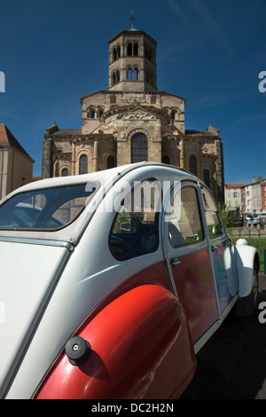 CITROEN 2CV BENEDIKTINER ABTEI SAINT AUSTREMOINE D'ISSOIRE CANTAL AUVERGNE FRANKREICH Stockfoto