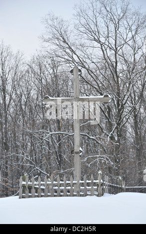 Am Straßenrand Holzkreuz im freien Museum der Volksarchitektur und Leben der Ukraine, Pirogowo, Ukraine Stockfoto