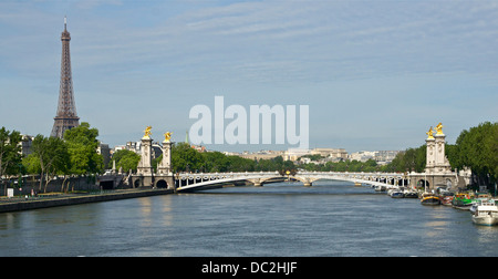 Pont Alexandre III & Eiffelturm, von Pont De La Concorde in Paris, Frankreich. Stockfoto