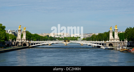 Pont Alexandre III in Paris, Frankreich, vom Pont De La Concorde. Stockfoto