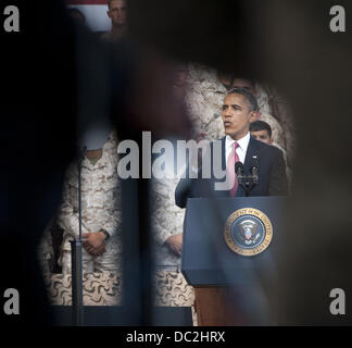 Oceanside, Kalifornien, USA. 7. August 2013. US-Präsident BARACK OBAMA besucht uns Marine Base Camp Pendleton, im Gespräch mit ca. 3.000 US-Marines und ihren Familien am Mittwochnachmittag wie sie im Hanger 6 in Mainside Air Station gesammelt. Obama sprach für ca. 35 Minuten und betonte die Schlüsselrolle US-Marines haben dabei die USA sicher wie sie in den Kriegen im Irak und in Afghanistan---mehrere Dutzend Mitglieder der Presse kämpften, vertreten durch so viele Agenturen, Netzwerke und Verkaufsstellen waren seine Bemerkungen am Mittwoch afternoon.///ADDITIONAL INFO auf Seite anhören: 519K---07.08.13---Foto von Stockfoto