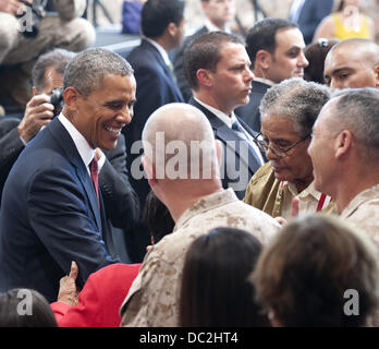 Oceanside, Kalifornien, USA. 7. August 2013. US-Präsident BARACK OBAMA besucht uns Marine Base Camp Pendleton, im Gespräch mit ca. 3.000 US-Marines und ihren Familien am Mittwochnachmittag wie sie im Hanger 6 in Mainside Air Station gesammelt. Obama sprach für ca. 35 Minuten und betonte die Schlüsselrolle US-Marines haben um den USA zu schützen, wie sie in den Kriegen im Irak und in Afghanistan.---auf dem Foto kämpften, Präsident Obama reagiert auf eine Bemerkung von einem Marine-Offizier am Mittwoch afternoon.///ADDITIONAL INFO: 1018K---07.08.13---Foto von DAVID BRO/ZUMA PRESS---US-Präsident Barack Obama s Stockfoto