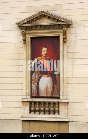 Ein Vorhang am Fenster der Musée De La Légion d ' Honneur in Paris. Es zeigt eine beschnittene Version des offiziellen Porträts von Napol Stockfoto