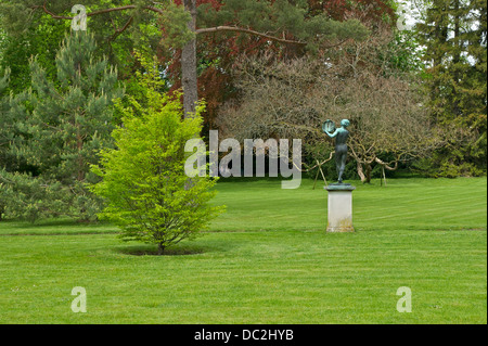 Schloss Fontainebleau, in den 'Jardin de Diane". Die Statue ist eine Bronze, 19. Jahrhundert, genannt Le Danseur de Saltarelle, nach Stockfoto