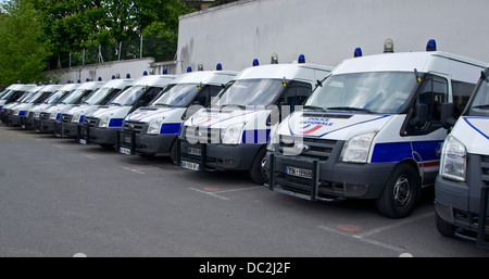 Eine Angleichung der "Ford Transit" vans der französischen Nationalpolizei. Stockfoto