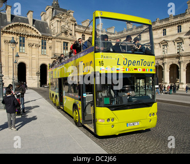 Ein Tourist-Doppeldecker-Bus vor dem Louvre, Paris Stockfoto