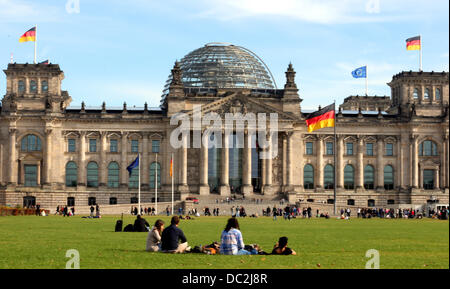 Datei - Datei Foto datiert 18. Oktober 2012 zeigt Menschen sitzen vor dem Reichstagsgebäude in Berlin, Deutschland. Foto: Wolfgang Kumm Stockfoto