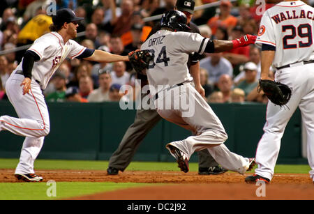 Houston, Texas, USA. 7. August 2013. 7. August 2013: Boston Red Sox Designated Hitter David Ortiz #34 ist, von hinten durch die Houston Astros Infielder Jake Elmore #10 während der MLB Baseball-Spiel zwischen den Houston Astros und den Boston Red Sox von Minute Maid Park in Houston, Texas markiert. Bildnachweis: Csm/Alamy Live-Nachrichten Stockfoto