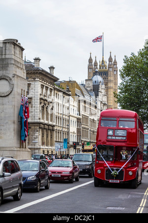 Vintage London Hochzeit-Bus an der Kenotaph, Whitehall, London, UK Stockfoto