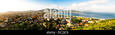 Draufsicht von Arraial Cabo Stadt, Hafen, Praia Do Forno Beach, Strand von Rio De Janeiro, Brasilien Stockfoto