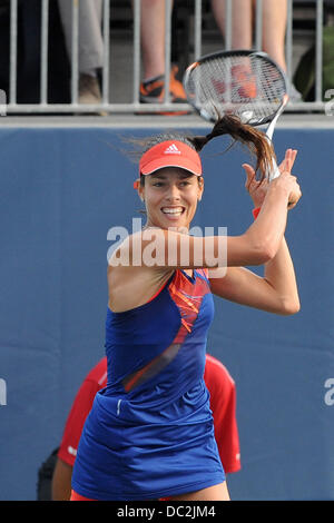 Toronto, Ontario, Kanada. 7. August 2013. Toronto, Ontario, Kanada, 7. August 2013. Ana Ivanovic (SRB) Salven gegen Flavia Pennetta (ITA) in die zweite Runde Aktion während der WTA Rogers Cup im Rexall Centre in Toronto, Ontario, Kanada am 7. August. Ivanovic gewann 6-4, 6-4.Gerry Angus/CSM/Alamy Live News Stockfoto