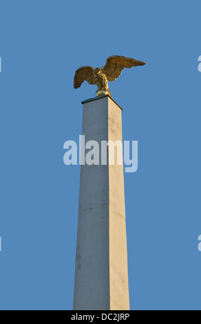 Vergoldete Adler auf eine Spalte, Haupttor des Schlosses Schönbrunn, Wien, Österreich. Stockfoto