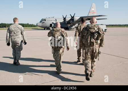 Gemeinsame taktische Fluglotsen aus 182d Air Support Operations Group erhalten zu einer c-130 Hercules bei 182d Airlift Wing, Peoria, Illinois, 1. August 2013 begleitet. 182d ASOG beteiligen sich an Übung Northern Strike 2013 einen gemeinsamen multinationalen Mähdrescher Stockfoto