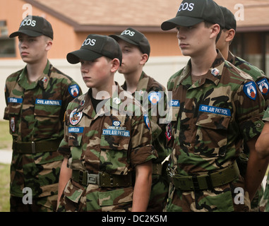 Kadetten aus Michigan Flügel Civil Air Patrol hören zu gemeinsamen taktischen Fluglotsen aus 182d Air Support Operations Group sprechen dort Karriere Bereich Alpena Combat Readiness Training Center, Michigan, 1. August 2013. Die Kadetten besuchten Stockfoto