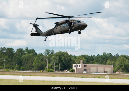 UH - 60M Black Hawks aus 3-238 General Support Aviation Battalion von Grand Ledge, Michigan landet auf Äschen Air Field, Äsche, Michigan, 3. August 2013. Die 3-238th beteiligen sich an Übung Northern Strike 2013 eine gemeinsame multinationale kombinierte ar Stockfoto