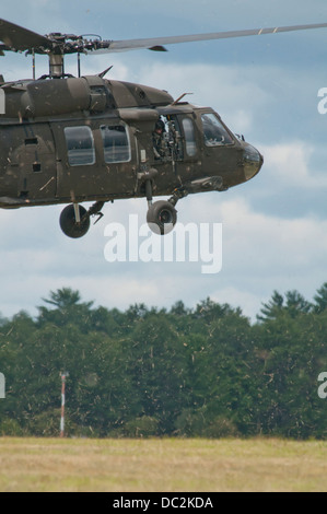 UH - 60M Black Hawks aus 3-238 General Support Aviation Battalion von Grand Ledge, Michigan landet auf Äschen Air Field, Äsche, Michigan, 3. August 2013. Die 3-238th beteiligen sich an Übung Northern Strike 2013 eine gemeinsame multinationale kombinierte ar Stockfoto