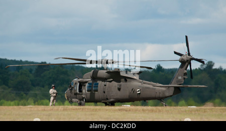 UH - 60M Black Hawks aus 3-238 General Support Aviation Battalion von Grand Ledge, Michigan landet auf Äschen Air Field, Äsche, Michigan, 3. August 2013. Die 3-238th beteiligen sich an Übung Northern Strike 2013 eine gemeinsame multinationale kombinierte ar Stockfoto