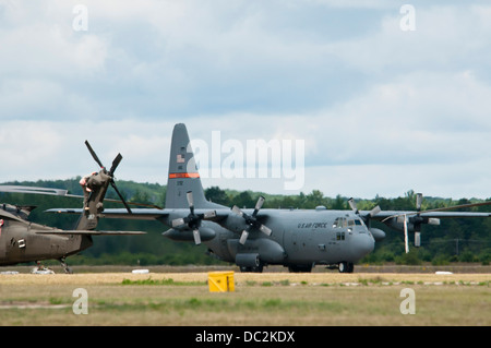 C-130 Hercules aus 182d Airlift Wing aus Peoria, Illinois landet auf Äschen Air Field, Äsche, Michigan, 3. August 2013. Die 182d beteiligen Übung Northern Strike 2013 sich eine gemeinsamen multinationalen Arme training Übung in M kombiniert Stockfoto