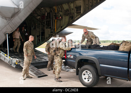 Flieger aus der 169. und 168. Air Support Operations Squadron, Peoria, Illinois landet auf Äschen Air Field, Äsche, Michigan, 3. August 2013. Die 182d beteiligen sich an Übung Northern Strike 2013 eine gemeinsame multinationale kombinierte Arme Exerc training Stockfoto