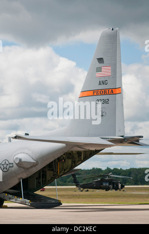 C-130 Hercules aus 182d Airlift Wing aus Peoria, Illinois landet auf Äschen Air Field, Äsche, Michigan, 3. August 2013. Die 182d beteiligen Übung Northern Strike 2013 sich eine gemeinsamen multinationalen Arme training Übung in M kombiniert Stockfoto