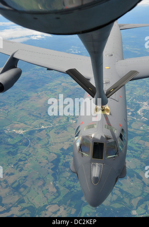 Eine b-52 Stratofortress vom 307th Bombe Flügel Barksdale Air Force Base, Louisiana, ist positioniert, um Kraftstoff aus einer KC-135 Stratotanker geflogen vom 18. Air Refueling Squadron, Air Force Reserve Command, McConnell AFB, Kansas, 3. August 2013, Arkansas zu nehmen. Luft refu Stockfoto