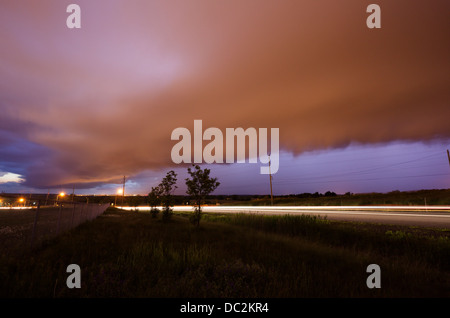 Dramatische Wolken in der Abenddämmerung zu schaffen durch ein Gewitter vorbei. Newmarket, Ontario, Kanada Stockfoto