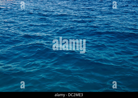 Klare, blaue Meerwasser mit slamal Wellen Stockfoto