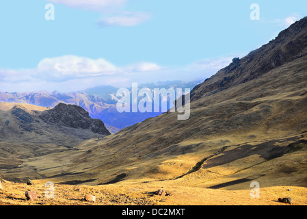 Bergen von Peru. Anden, Hügel, Felder. Blauer Himmel und Blue Mountains. Stockfoto