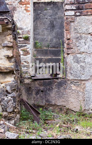Die Reste einer alten Nähmaschine in Oradour-Sur-Glane. Das Dorf wurde am 10. Juni 1944 von deutschen Soldaten zerstört. Stockfoto