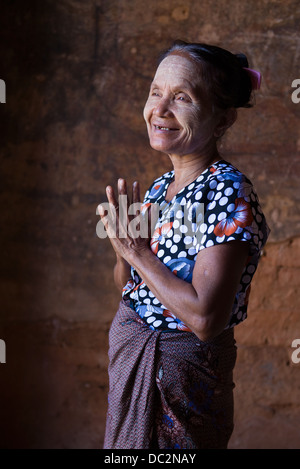 glücklich senior birmanische Asiatin in Bagan mit freundlichen Grüßen Stockfoto